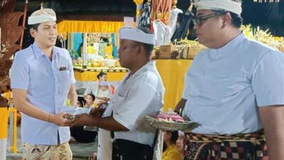 punia-pedagang-kap-simbol-rasa-syukur-dan-bhakti-di-pura-puseh-padangkerta