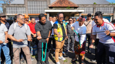 bupati-adi-arnawa-hadiri-penurunan-dan-pembersihan-kabel-provider-di-ruas-jalan-raya-sading-sempidi