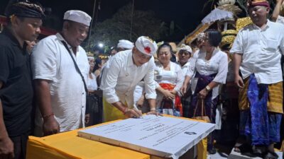 bupati-gus-par-hadiri-dan-tandatangani-prasasti-suci-upacara-ngenteg-linggih-pura-puseh-padangkerta