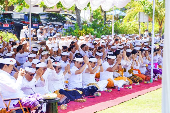 jaga-keseimbangan-skala-niskala-pemkab-badung-melaksanakan-upacara-pemahayu-jagat-di-pantai-seseh