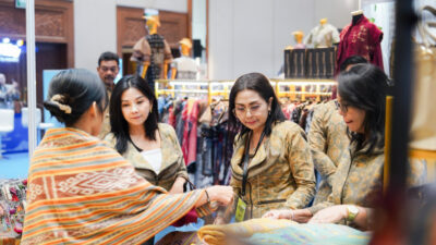 ketua-dekranasda-badung-nyonya-rasniathi-adi-arnawa-dukung-inovasi-kriya-lokal-di-pameran-inacraft-october-vol-4