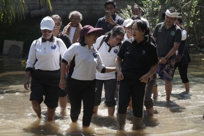 organisasi-wanita-turun-langsung-bantu-warga-terdampak-banjir-di-antiga