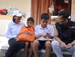 Serahkan Bantuan Sosial Bupati Satria Semangati Anak Yatim Piatu di Desa Nyalian