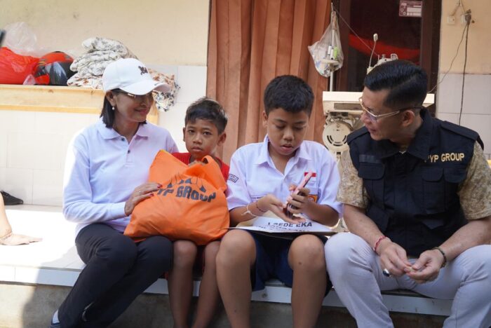 serahkan-bantuan-sosial-bupati-satria-semangati-anak-yatim-piatu-di-desa-nyalian