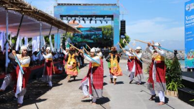 baris-sakral-pati-dan-tari-pendet-pasepan-meriahkan-pembukaan-nusa-penida-festival-2025