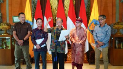 ditemukan-lima-pelanggaran-berat-proyek-lift-kaca-di-pantai-kelingking-gubernur-koster-perintahkan-bongkar-dan-pulihkan-lingkungan-sekitar