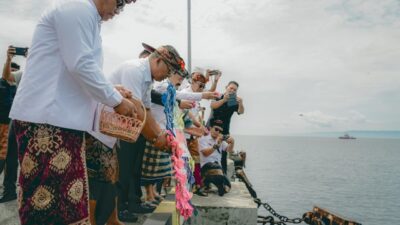 Forkopimda Karangasem Tabur Bunga di Dermaga Tanah Ampo, Peringati Hari Pahlawan