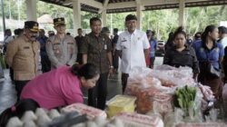 jaga-stabilitas-harga-jelang-galungan-bupati-gus-par-turun-langsung-gelar-pasar-murah