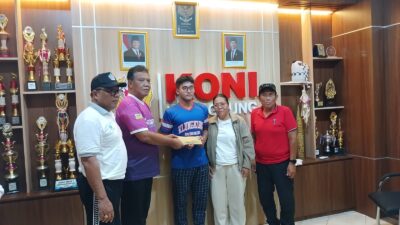 ketua-koni-klungkung-serahkan-bantuan-rp-25-juta-kepada-atlet-renang-peraih-medali-perak-korban-banjir