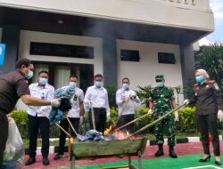 Puluhan Perkara Dituntaskan, Kejari Karangasem Musnahkan Barang Bukti Berbagai Kasus