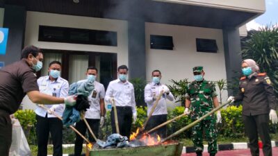 Puluhan Perkara Dituntaskan, Kejari Karangasem Musnahkan Barang Bukti Berbagai Kasus