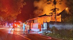 rumah-kebakaran-hebat-di-abang-harta-benda-ludes