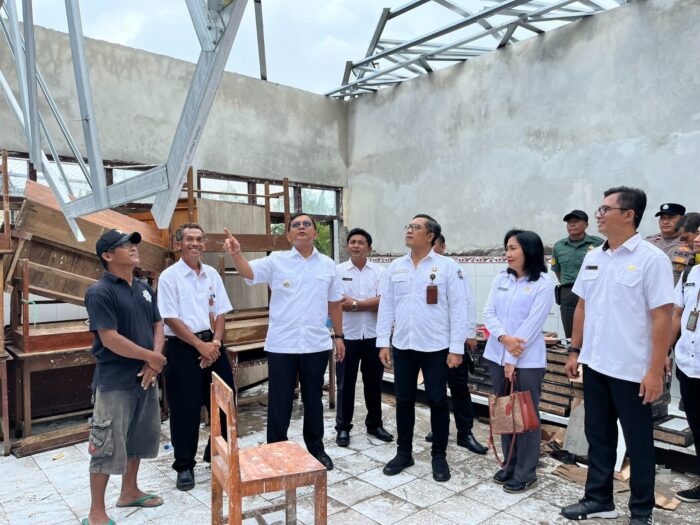 Tinjau Revitalisasi Sekolah di Kecamatan Banjar, Bupati Sutjidra Pacu Pengerjaan yang Tertinggal