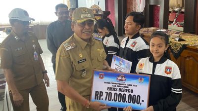 serahkan-bonus-gus-par-motivasi-atlet-karangasem