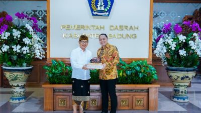 bupati-adi-arnawa-terima-kunjungan-wali-kota-surabaya-eri-cahyadi