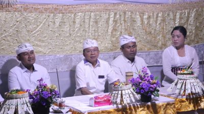 hadiri-pujawali-pura-luhur-pucak-padang-dawa-tabanan-gubernur-koster-mohon-keselamatan-keharmonisan-kesejahteraan-warga-bali-dan-alam-semesta