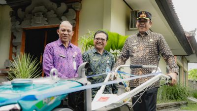 Pertanian Jadi Prioritas, Bupati Gus Par Salurkan Bantuan Infrastruktur dan Alat Produksi