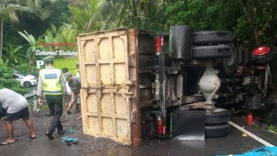 truk-pengangkut-pasir-terguling-di-bukit-jambul
