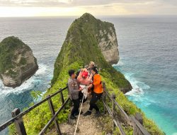 Gerak Cepat Polsek Nusa Penida dan Basarnas Evakuasi WNA Ceko Tergulung Ombak di Pantai Kelingking