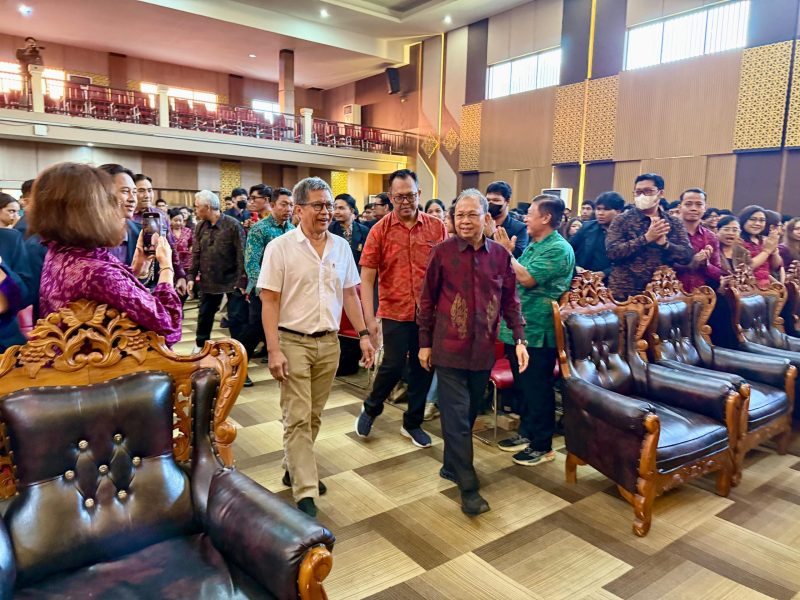 Hadiri Kuliah Umum Rocky Gerung di Unmas, Gubernur Koster Ajak Mahasiswa Manfaatkan AI Tanpa Tinggalkan Jati Diri