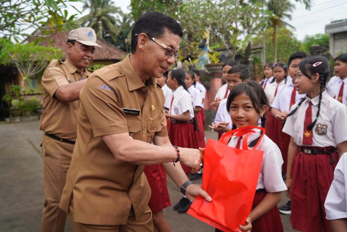 kunjungi-tiga-sekolah-dasa-bupati-satria-tekankan-pentingnya-pembentukan-pendidikan-karakter-sejak-dini