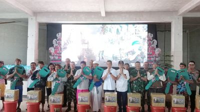 Pangdam IX/Udayana Serahkan Bantuan Perbaikan RTLH kepada Masyarakat Desa Tajun