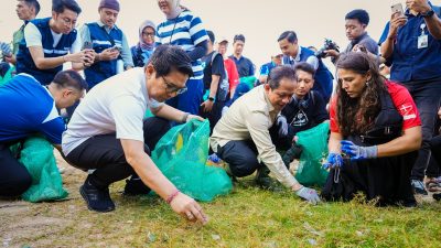 aksi-bersih-sampah-laut-di-pantai-kedonganan-menteri-lh-dan-bupati-badung-perkuat-gerakan-indonesia-asri