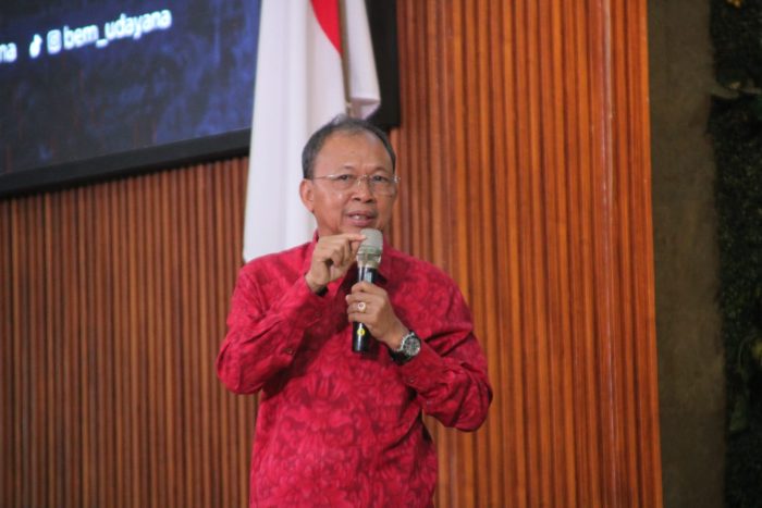 Diskusi Publik “Sang Pewahyu Rakyat” di UNUD, Gubernur Wayan Koster Jabarkan Program 1 Keluarga 1 Sarjana