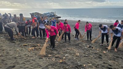 dukung-gerakan-indonesia-asri-polsek-manggis-gelar-aksi-bersih-pantai-yehmalet