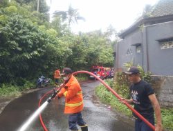 Jalan Licin Akibat Solar, Lima Pengendara Terjatuh