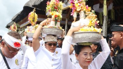 pujawali-purnama-kawulu-pura-catur-lawa-ratu-pasek-wagub-giri-prasta-momentum-penyucian-sekala-niskala-dan-eling-leluhur