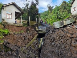 Senderan Pekarangan Jebol, Tutup Jalan Kabupaten