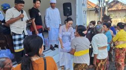 aksi-nyata-jelang-nyepi-suyasa-dan-kusmiadewi-bantu-lansia-di-perasi