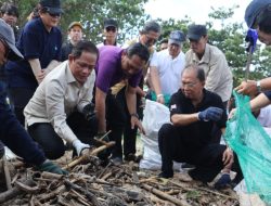 Aksi Kolektif Bali Bersih Sampah di Jimbaran, Menteri LH dan Gubernur Koster Serukan Wajib Pilah Sampah dari Sumber