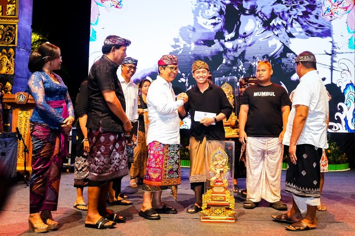 Bupati Adi Arnawa Hadiri Dresta Lango dan Dharma Shanti XX Desa Adat Bualu