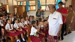 gubernur-koster-serahkan-bantuan-gotong-royong-rp-129-juta-untuk-pemulihan-sd-n-5-banjar-pasca-banjir-bandang