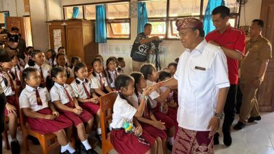 gubernur-koster-serahkan-bantuan-gotong-royong-rp-129-juta-untuk-pemulihan-sd-n-5-banjar-pasca-banjir-bandang