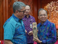 Gubernur Koster Tegaskan Kemasan Produk Arak Bali harus Tertib Gunakan Aksara Bali