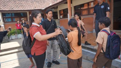 Jurnalis Buleleng Turun Tangan, Bantu Siswa dan Warga Korban Banjir Bandang Desa Banjar