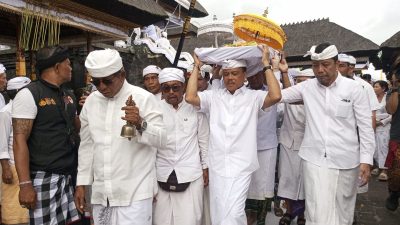 Nedunang Pralingga di Besakih, Ida Bhatara Kabeh Tedun Menuju Puncak Karya