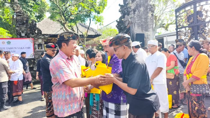 Pererat Silaturahmi, Bupati Bangli Serahkan Paket Sembako Lintas Agama di Halaman Kantor Bupati