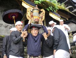 Pimpin Prosesi Nedunang Ida Bhatara Batumadeg, Bupati Sedana Arta Ngiring ke Penataran Agung Besakih