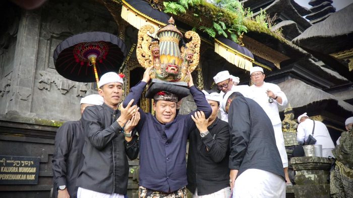 Pimpin Prosesi Nedunang Ida Bhatara Batumadeg, Bupati Sedana Arta Ngiring ke Penataran Agung Besakih
