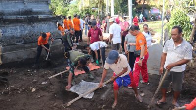 sutjidra-supriatna-gerakkan-ratusan-masyarakat-untuk-gotong-royong-bersihkan-material-banjir
