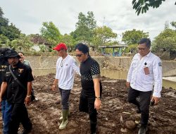 Tinjau Lokasi Banjir Bandang di Desa Banjar, Wagub Giri Prasta Serahkan Bantuan Pribadi kepada Siswa Terdampak dan Keluarga Korban Meninggal