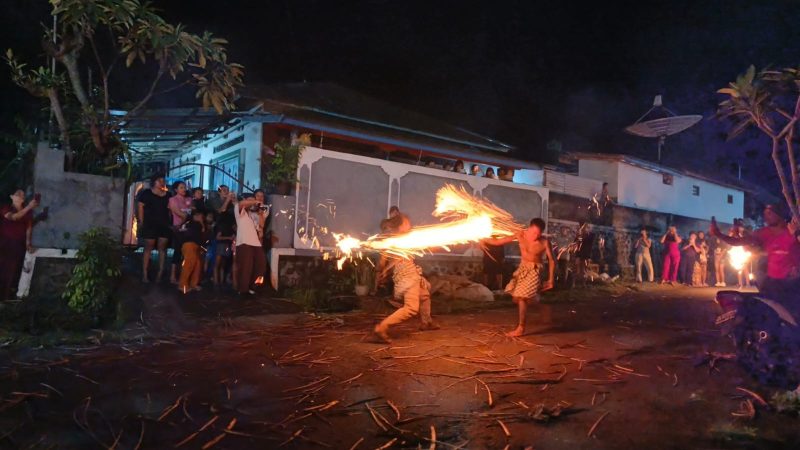 Tradisi “Meamuk-amukan” di Padang Bulia, Simbol Pengendalian Diri Jelang Nyepi