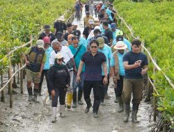 Wagub Giri Prasta Tanam Bibit Mangrove, Sadarkan Pentingnya Keberadaan Tahura Bali untuk Menahan Gelombang Air Laut