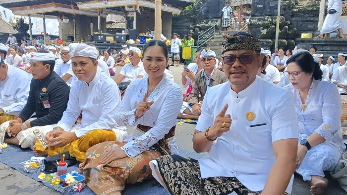 wamen-pariwisata-sembahyang-di-besakih