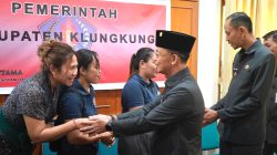 Bekali Dua Keberangkatan PMI, Bupati Satria Berikan Motivasi “Pergi Bawa Semangat Pulang Bawa Kesuksesan”