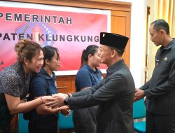 Bekali Dua Keberangkatan PMI, Bupati Satria Berikan Motivasi “Pergi Bawa Semangat Pulang Bawa Kesuksesan”